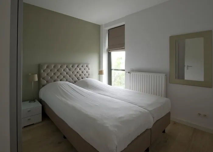 Which hotels are closest to Amsterdam Airport Schiphol? 4* Zeeland