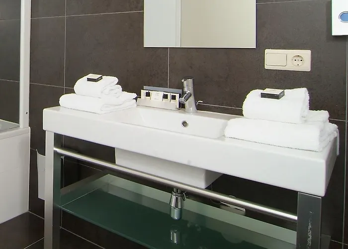 Hotel Which hotels are closest to Amsterdam Airport Schiphol? Zeeland