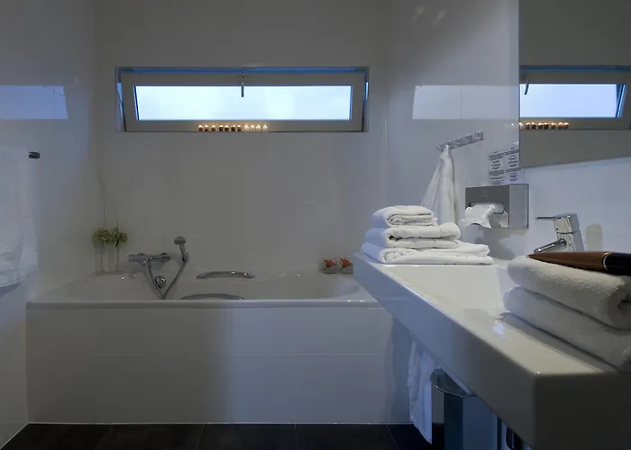 Hotel Which hotels are closest to Amsterdam Airport Schiphol? 4*