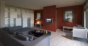 Which hotels are closest to Amsterdam Airport Schiphol? 4*