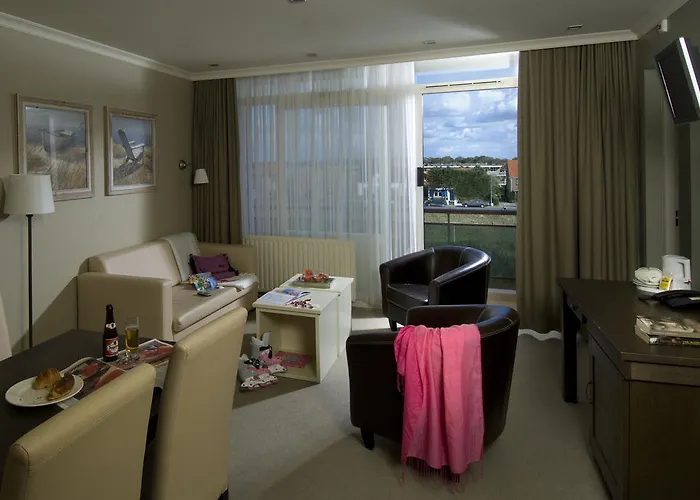 Which hotels are closest to Amsterdam Airport Schiphol? 4*