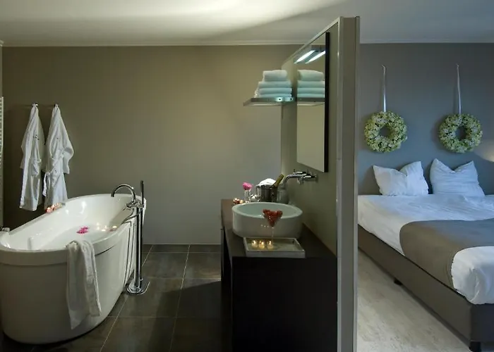 Hotel Which hotels are closest to Amsterdam Airport Schiphol? 4*