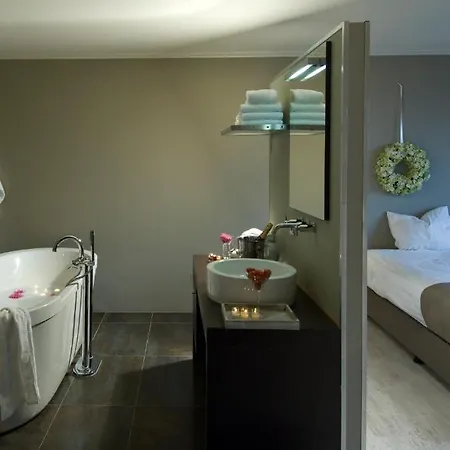 Hotel Which hotels are closest to Amsterdam Airport Schiphol? 4*