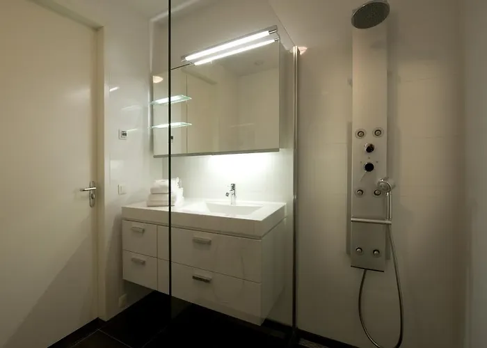 ¿Qué aeropuertos son los más cercanos a Aeropuerto de Ámsterdam-Schiphol? 4* Zelanda